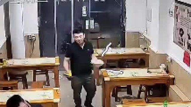 你踹我一脚的时候后面的板凳你已经躺下了