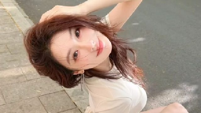 光影下的侧脸，美得像一幅静置的画