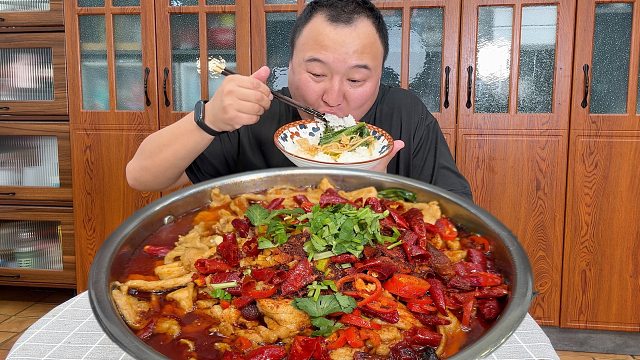 红油滋滋响！水煮肉片鲜嫩入味，一口沦陷,麻辣鲜爽太上头.