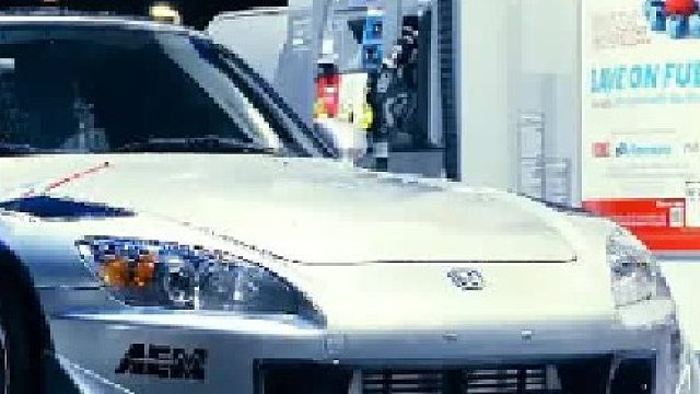 “据说这个小车国内上百万”