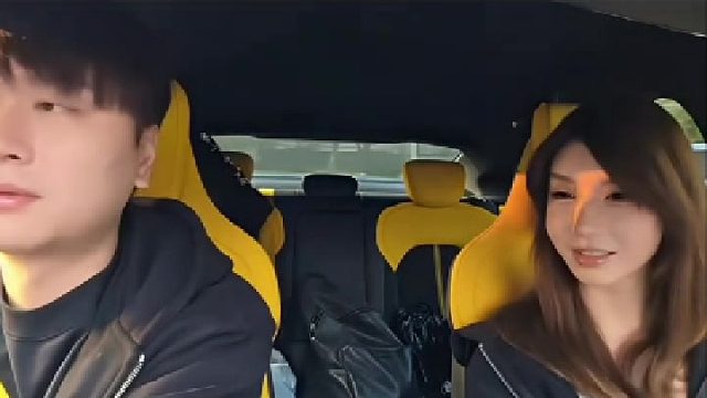 小姐姐瞧不起小米SU7，事故很多，还不如她的保时捷