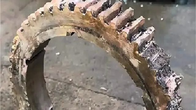 看老巴师傅如何维修损坏的涡轮的