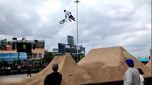 小轮车特技挑战，谁能通过坡道，在空中做的动作最哇塞的得分最高