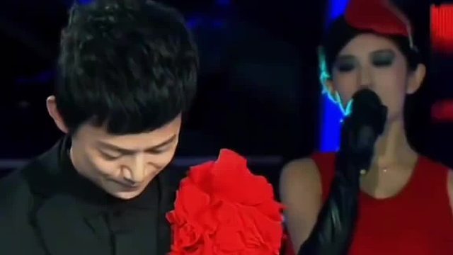 谢娜：十年前我就进入歌坛，后来假唱要罚款又退出歌坛了！