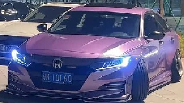 路灯的光，像是温柔的拥抱，给夜归人一点慰藉。