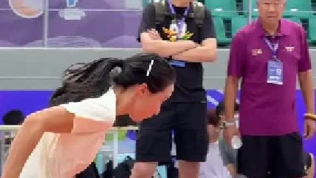 陈妤颉赛前热身 这个动作看似简单 有多少人能做到这么标准