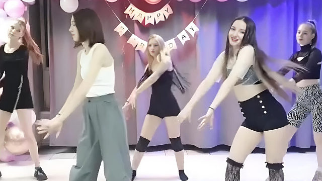 俄罗斯姑娘才艺表演24.02.08_集体舞04