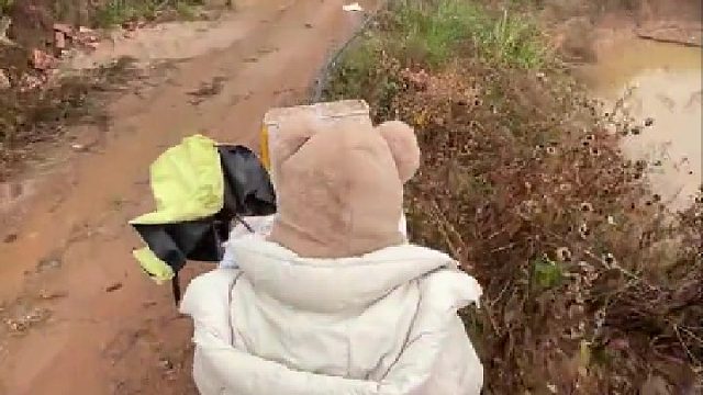 农村单轨火车：即是劳动工具也是小孩玩具。