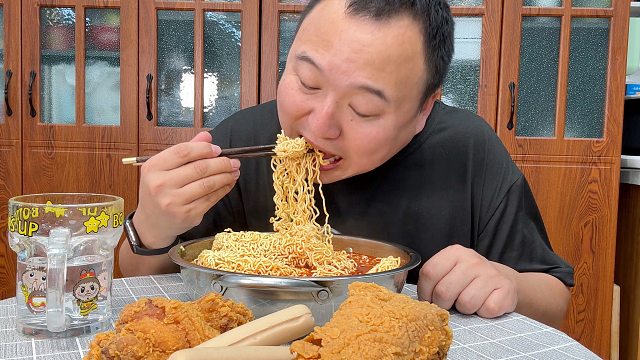 晚上不知道该吃点啥，简单来碗夹生面吧。