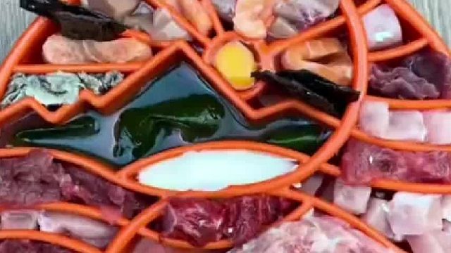 外国小姐姐沉浸式为狗子准备食物