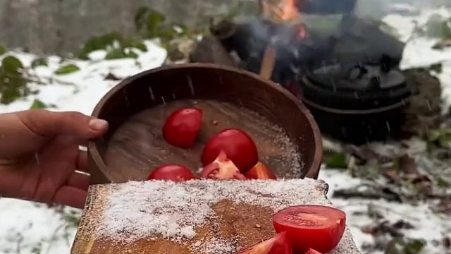 香肠卷饼 陶罐里煮肉 牛肉汉堡包