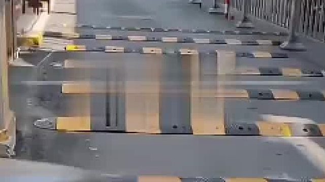 好家伙，确实神经病，哪有减速带这么放的，放一个起到减速作用就得啦，整八个，高速路口都没这么放的