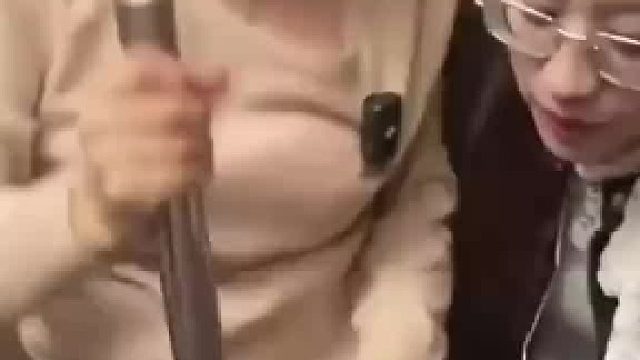 美女帮家里直播卖酒，说这样一提是斤，网友：一个顶多斤