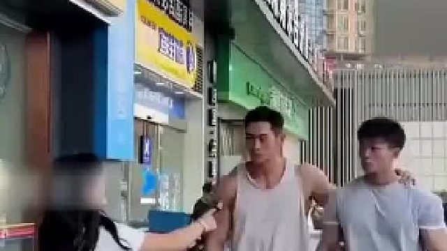 小伙随机展示最满意部位，出其不意举动，让美女直接没眼看!