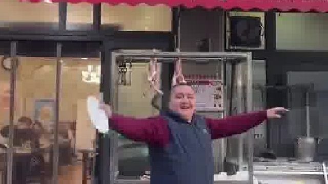 新疆老板的“热心事故”：挂个肉，差点把店名砸没了！