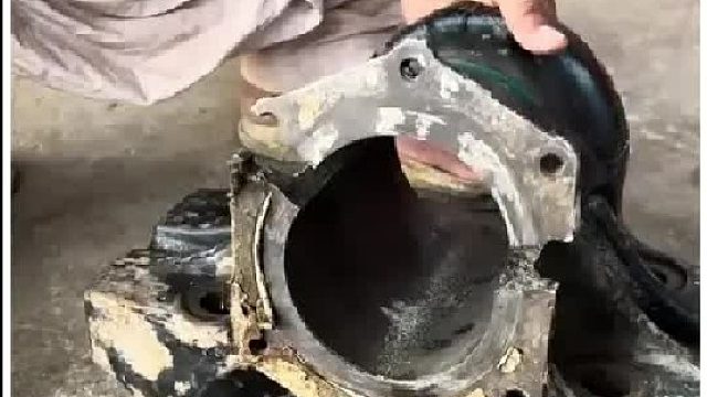 看老巴师傅如何维修损坏的卡车鞍座的