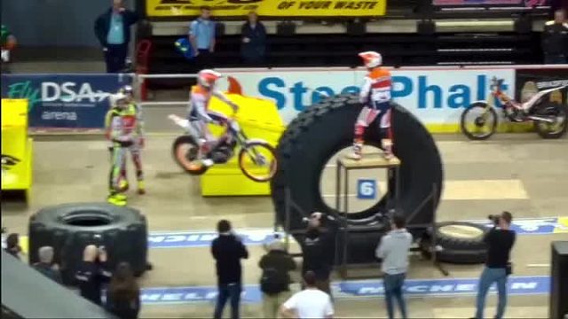 攀爬摩托车挑战赛，谁能最先通过关卡，就能获得10万美刀