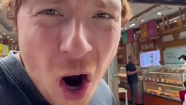 外国卷发小哥又双叕吃上了他的甜点