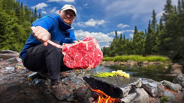 用热河石烹制的完美战斧牛排——无需任何工具