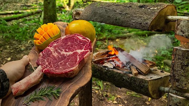穴居人风格战斧牛排配芒果釉和森林奶酪