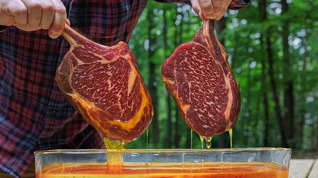 在小木屋里用火烤多汁的蜂蜜牛排