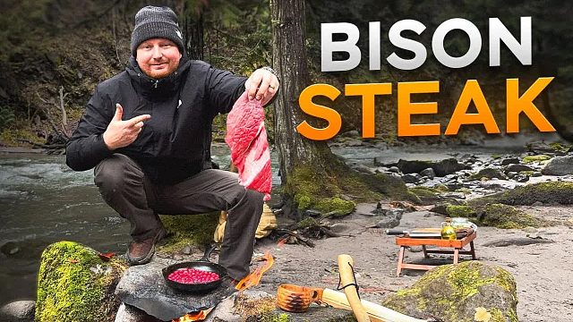 原始荒野在热石上烹饪野牛牛排