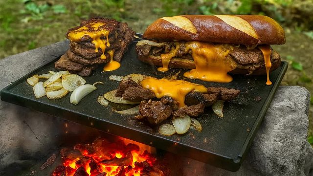 费城肋眼奶酪牛排配火和岩石烹饪