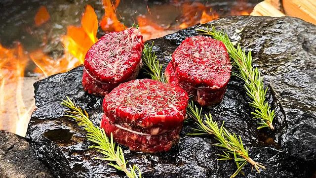 在岩石上烹制菲力牛排——世界上大理石花纹最多的牛肉