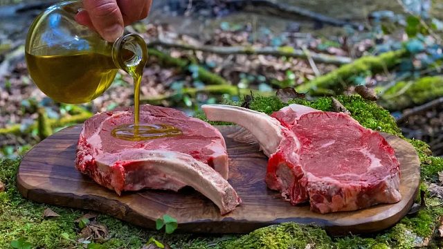 我如何在明火上烹制完美的战斧牛排
