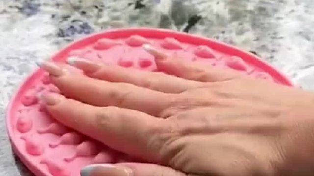 外国小姐姐为猫猫做饭