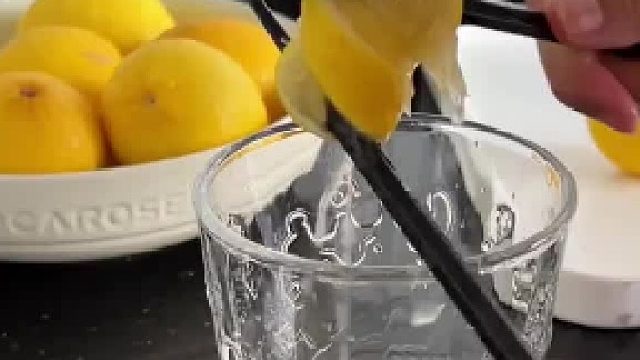 活了30年才懂的生活小智慧一整个呆了…这些绝到拍大腿生活妙招，连我妈都不知道 1徒手榨干柠檬汁 25分钟快速让饮料变冷 3不流汁的垃圾袋打结妙招 4如何用zui