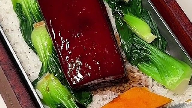 78一块的东坡肉切成8块后够三四个人吃…
