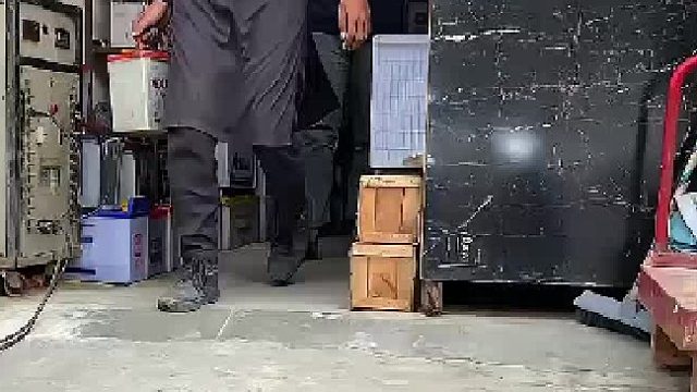 小伙经过简单加工就能将报废电瓶焕然一新，这手艺也太牛了！