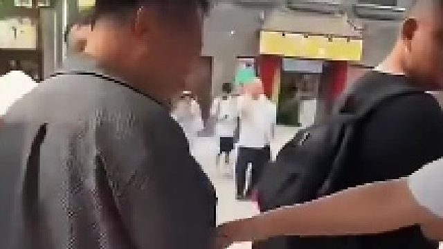 大爷，你抢别人的生意了。人家也要靠这几个打火机发财呢。