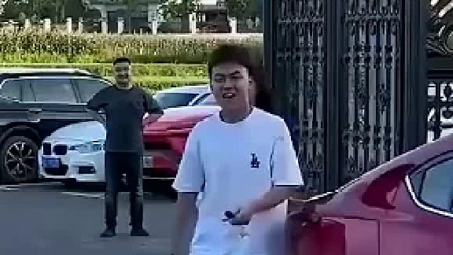 儿子带女友回家，弟弟妹妹列队欢迎大嫂，重视感一目了然。