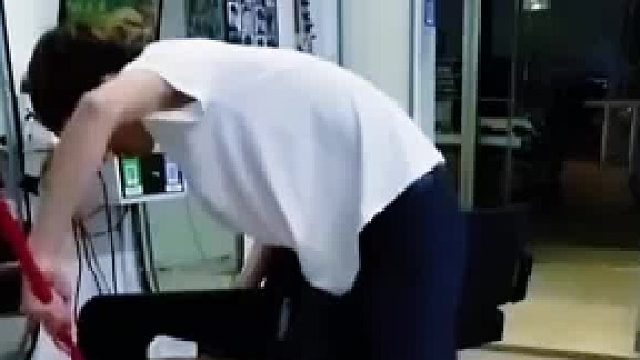 男孩把店里头发全扫座位下埋好，网友一句话瞬间清醒