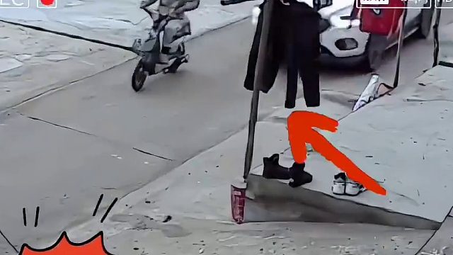 你他妈在后面撞别人，你看什么看？