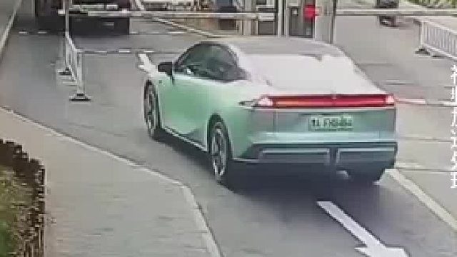 两辆车不走寻常路逃付停车费，一套操作惊呆路人