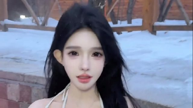 泡在泳池里，把燥热全部清零