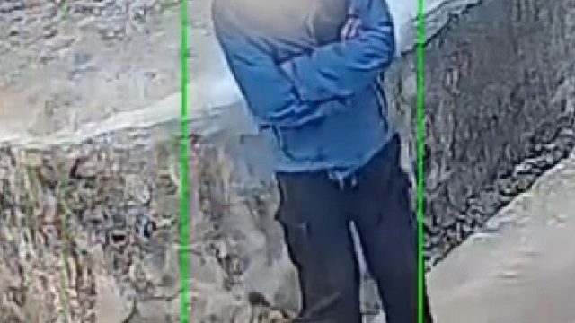 猝不及防 男子转角遇到狗 被狗子突然袭击将腿咬伤出血 气得抄起石子狂追百米