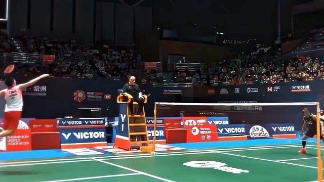 “这个世界太快了 我转身流一滴泪的时间 你的身边就有了新的人”