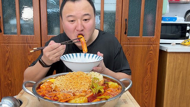 螺蛳粉的灵魂吃法，酸笋加双倍才够味,一口入魂！直接香爆了。