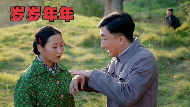 女人抓阄分地时，不停在纸箱上面摸索，居然因此分到一块上等地！