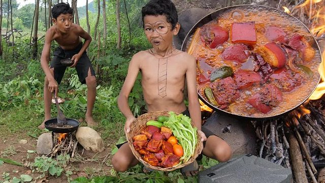 在丛林中制作红烧五花肉（Kmeng Prey）