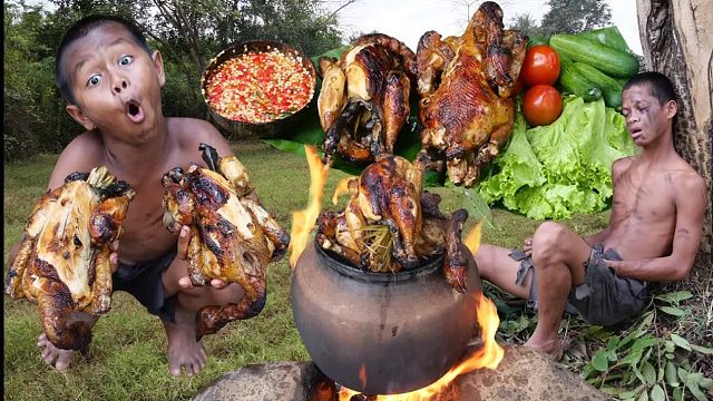 原始技术-砂锅煮鸡供食客食用