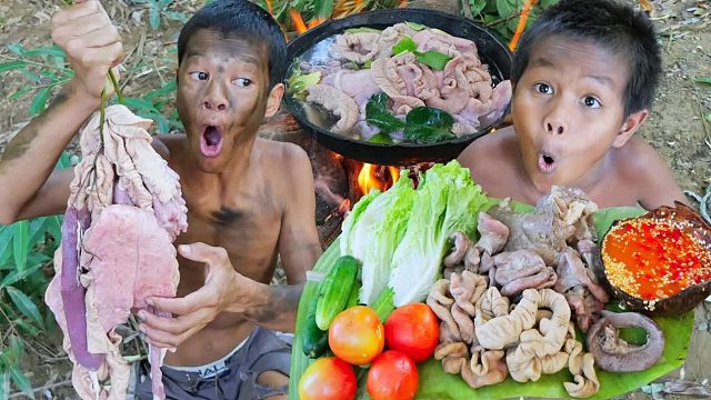 原始技术-煮猪肠晚餐吃得美味-Kmeng Prey