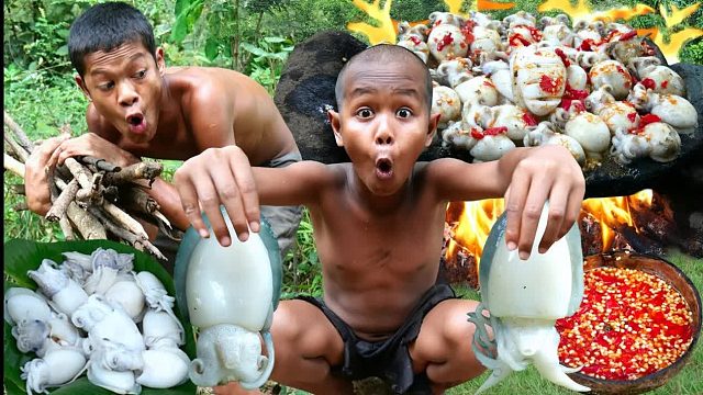 原始技术-在岩石上煮鱿鱼并在丛林中进食-饮食表演