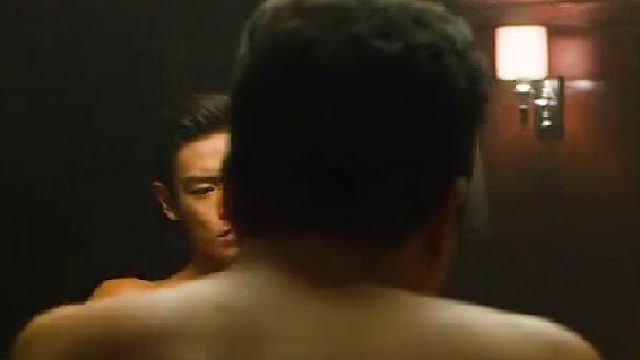 这对小情侣胆大包天，在一群赌王面前出老千，居然还成功了！