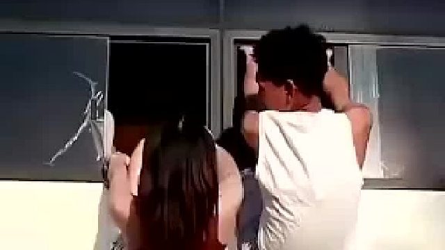 美女车窗上悬挂 衣服根本不向下移动 “实力”硬是抵住移动路线