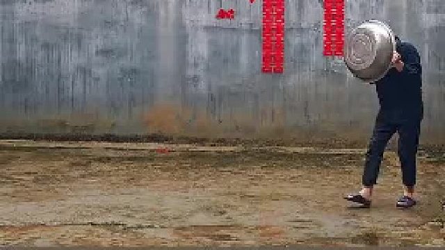 男子演绎双节棍打乒乓球，动作行云流水干净利落